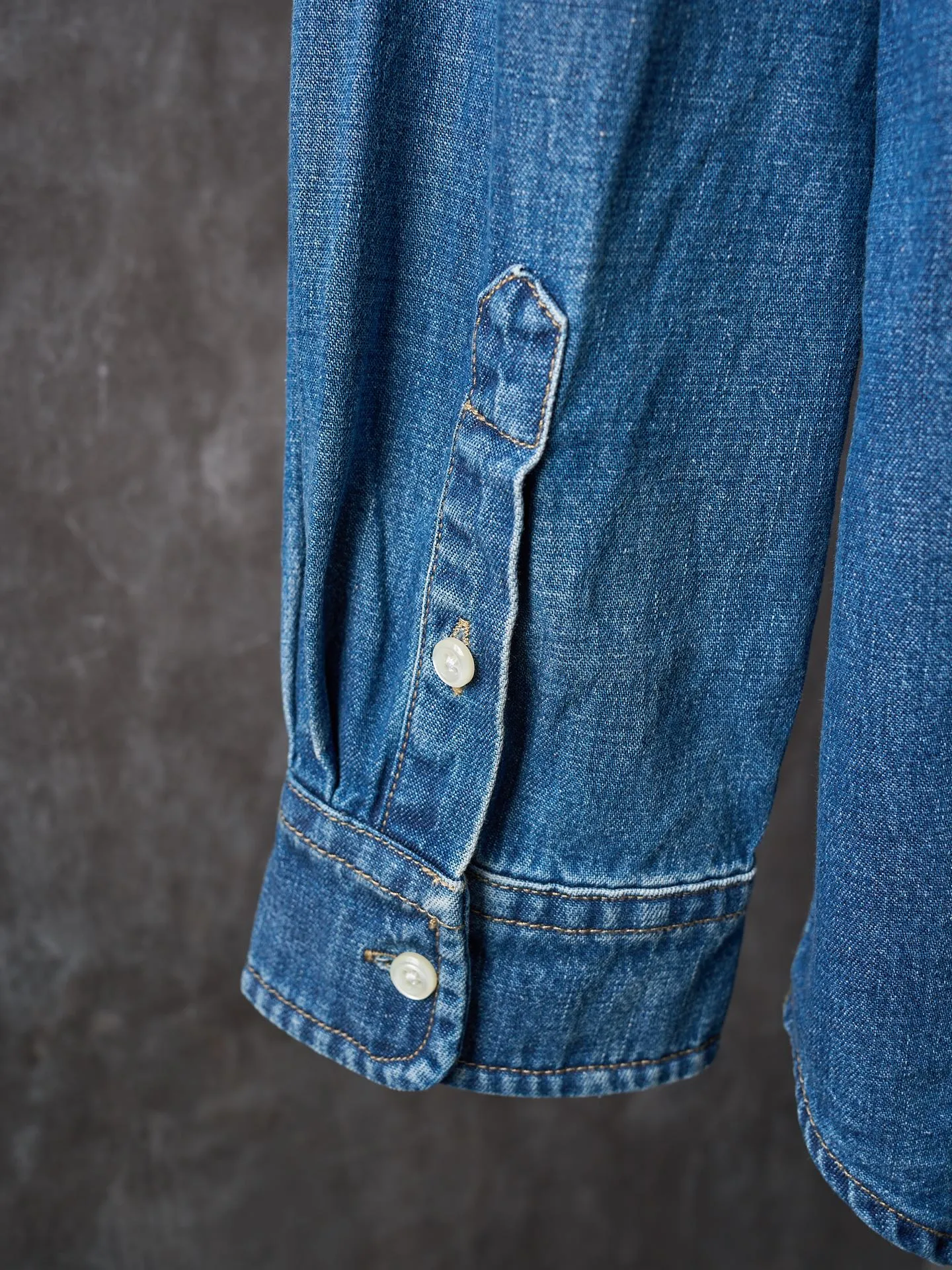 P440 Actual auction] Ralph Lauren/Ralph Lauren colorful pony logo embroidered denim shirt [Ready stock] S M L XL custom-made thick-weave twill ring yarn denim, soft and silky, comfortable and skin-friendly, matte indigo, a denim poem dyed with time. The exquisite colorful pony logo on the left chest jumps into indigo, fully recognizable, with a breath of freedom and vitality, a pure and smart color symphony The deconstructed poetics of the pointed collar and placket creates a lazy French atmosphere. Even walking has a designed sense of calmness. It uses imported machine embroidery technology and uses advanced computer control systems and precision mechanical components to realize colorful pony embroidery operations with high precision and smooth and delicate lines. It uses multiple horses to rub sand and uses high-pressure spray guns to rub in specific parts to achieve a local gradient effect. Then, it uses frosting technology to create a unique texture pattern. The workmanship is extremely complex and time-consuming. Using washing and frying process, the special desizing agent is given priority, and then the fabric is soaked in it to evenly receive the sizing. After desizing, it is finally rinsed. The workmanship is extremely complicated, the loss is high, and the fit is suitable.